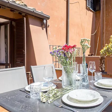 The Rent - Stylish In Trastevere District Daire
